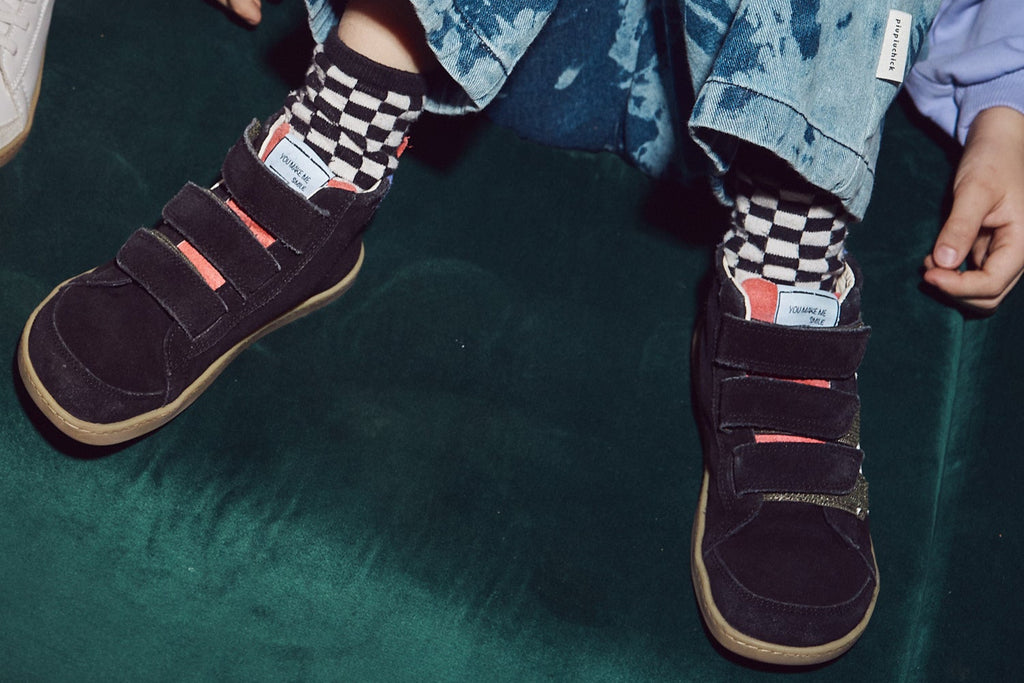 Kind trägt Mikusasa Barfußsneaker Sana mit Klettverschluss - Ansicht von oben