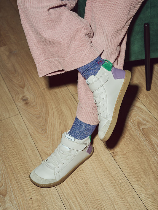Kind trägt Mikusasa Barfußsneaker Izi mit Klettverschluss
