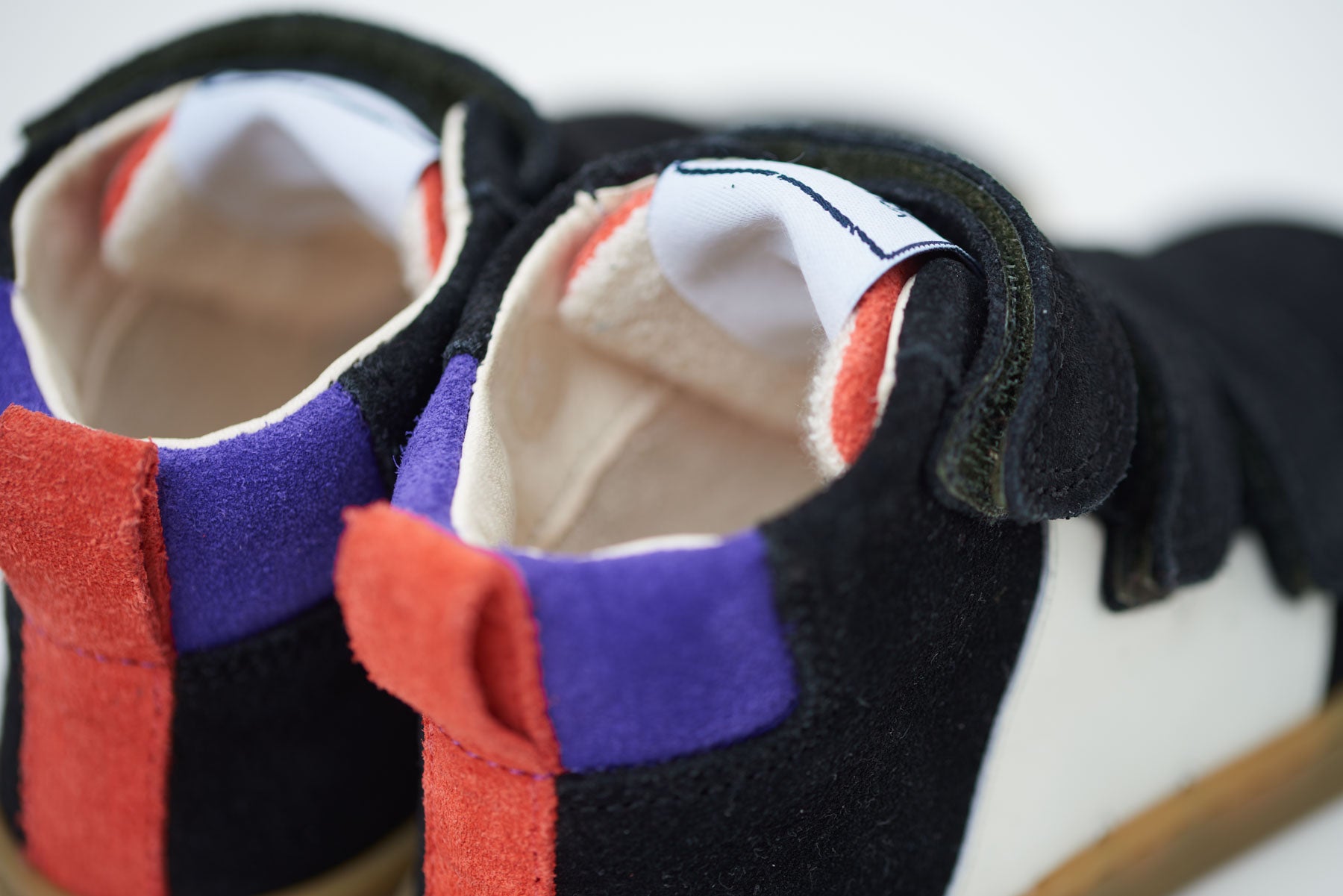 Mikusasa Sana Klettverschluss – Detailansicht von schräg hinten